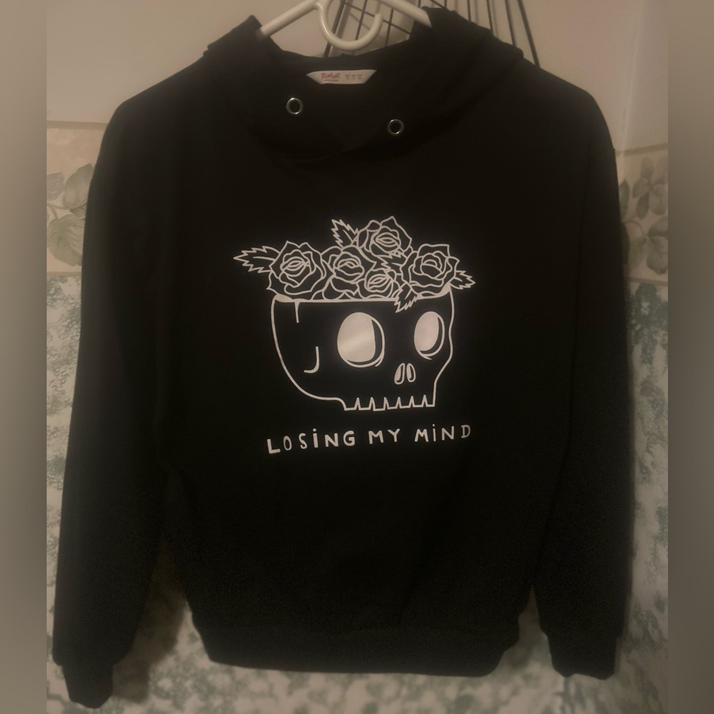 ROMWE Black Hoodie with White Skull & Floral Graphic